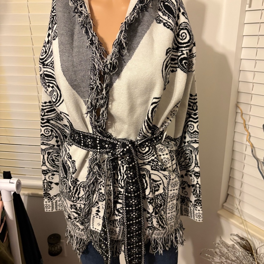 Black and White Patterned Cardigan with reversible Belt XS
